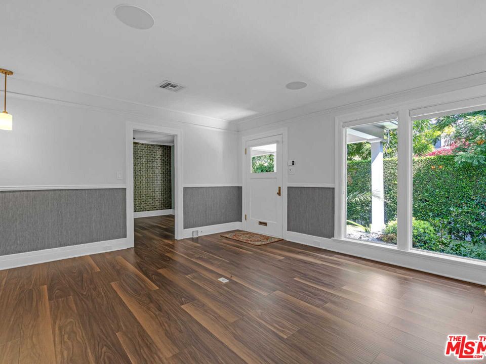 7024 De Longpre Ave