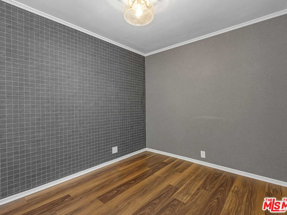 7024 De Longpre Ave