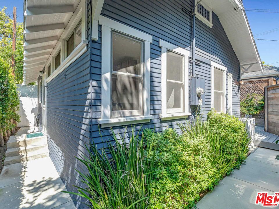 7024 De Longpre Ave