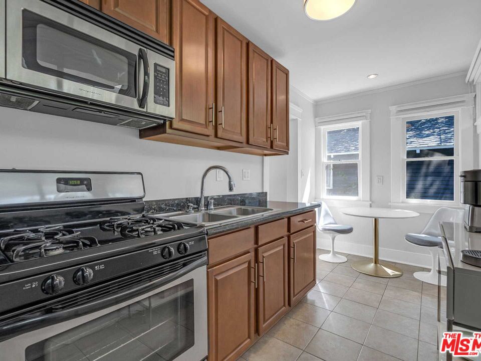 7024 De Longpre Ave
