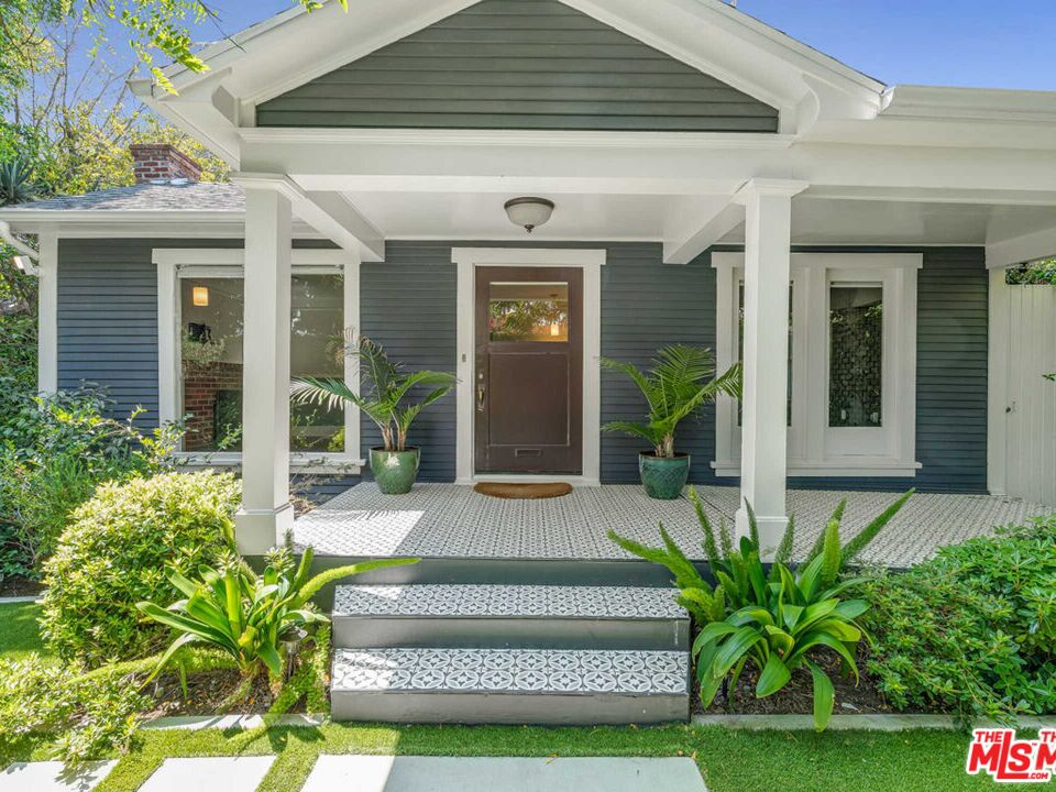 7024 De Longpre Ave