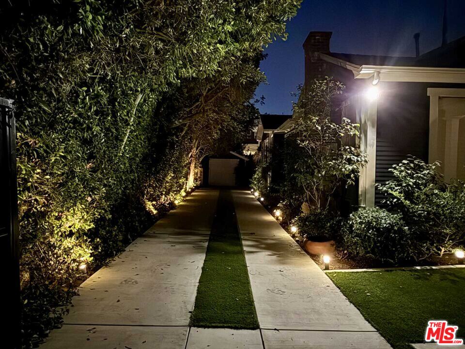 7024 De Longpre Ave