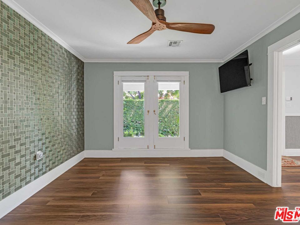7024 De Longpre Ave