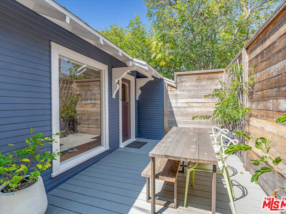7024 De Longpre Ave