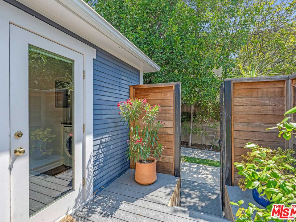 7024 De Longpre Ave