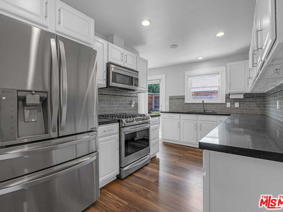 7024 De Longpre Ave