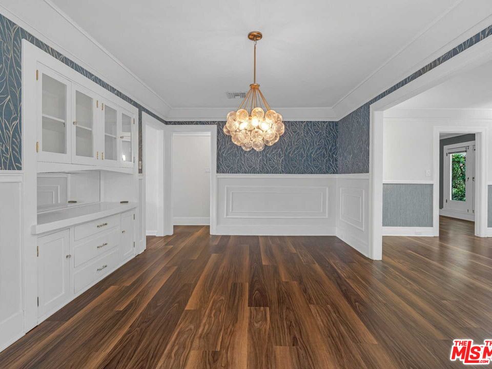 7024 De Longpre Ave