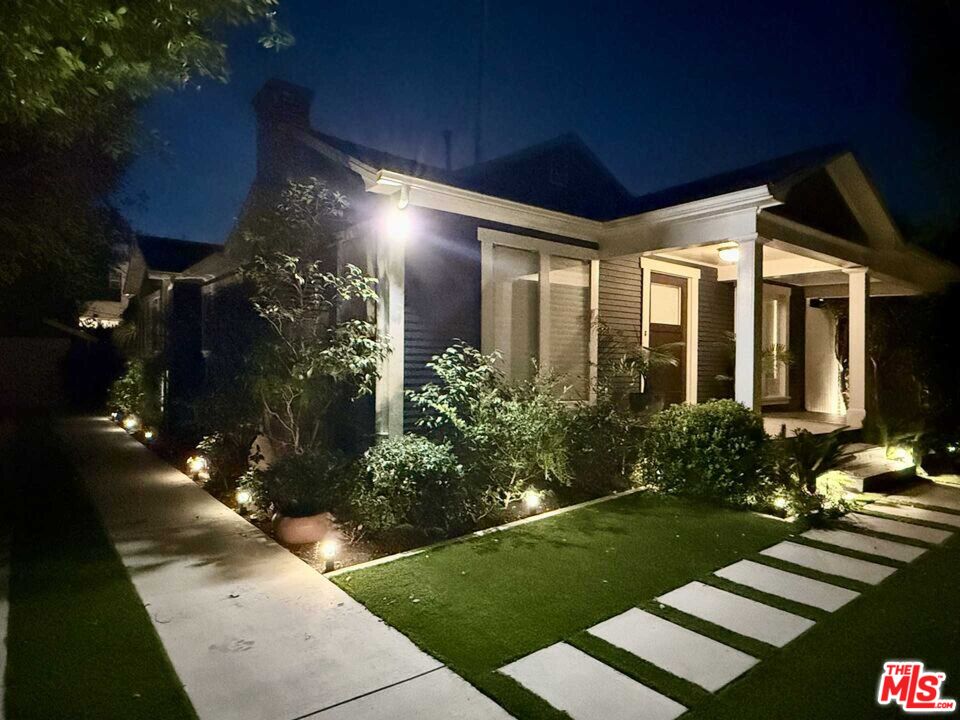 7024 De Longpre Ave