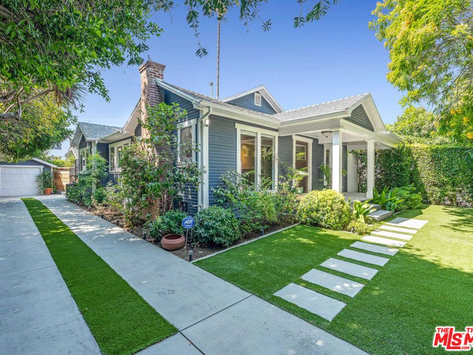 7024 De Longpre Ave