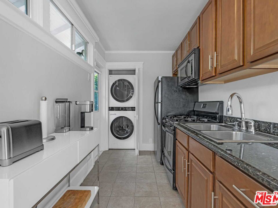7024 De Longpre Ave