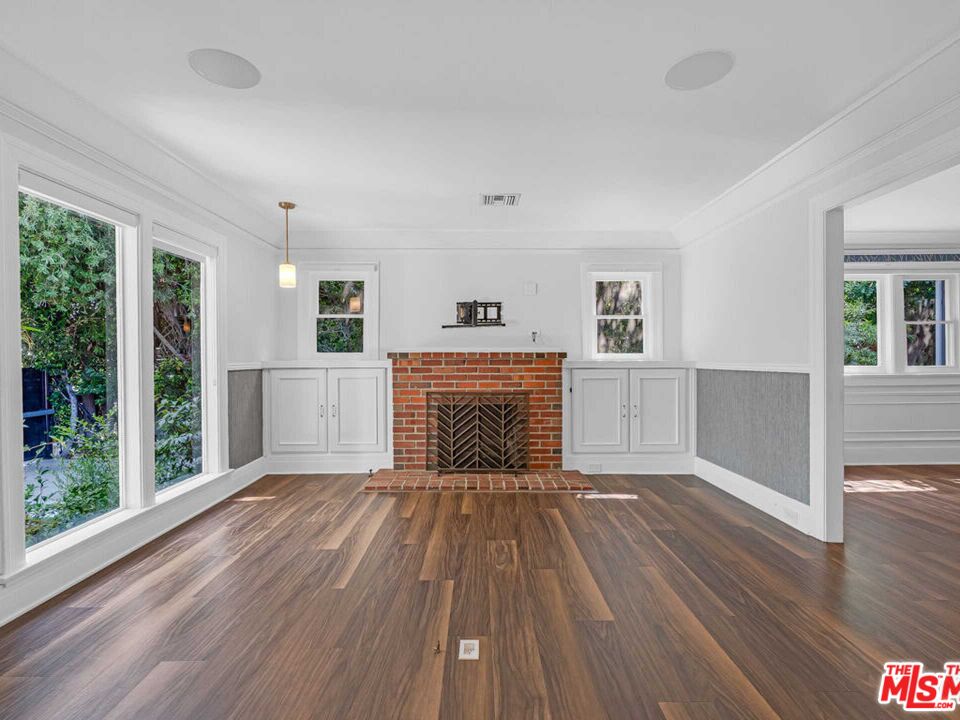 7024 De Longpre Ave