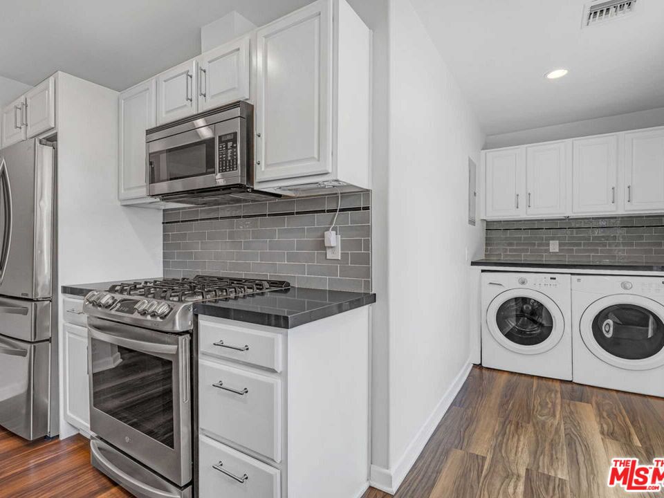 7024 De Longpre Ave