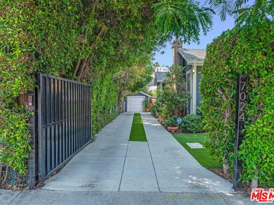 7024 De Longpre Ave