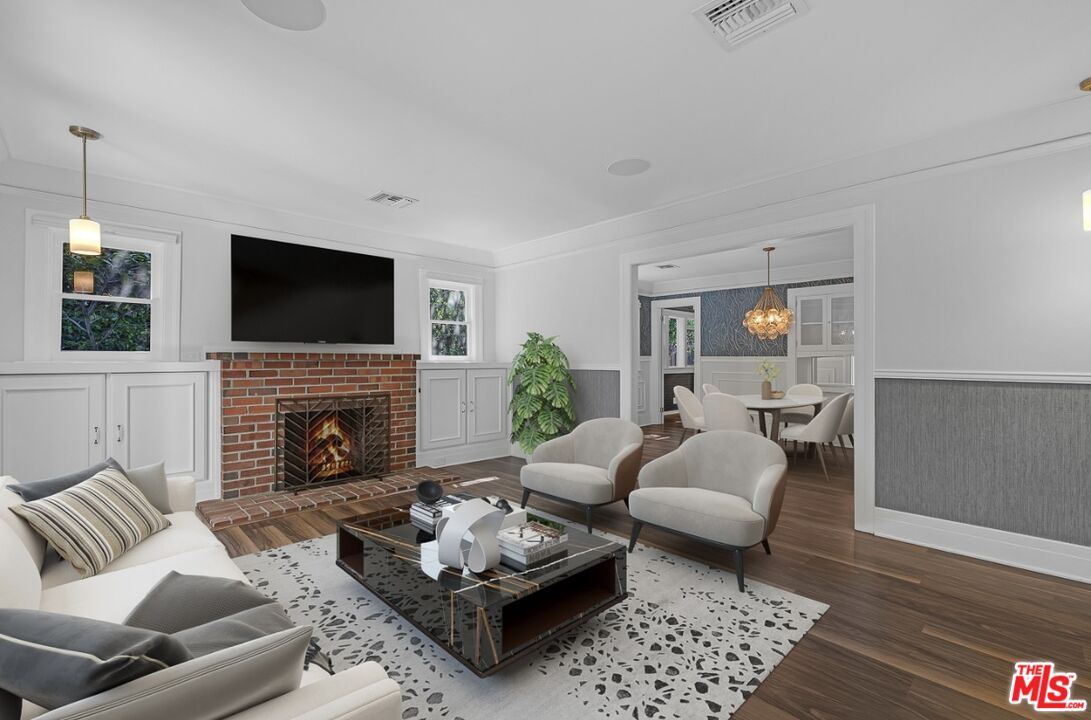 7024 De Longpre Ave