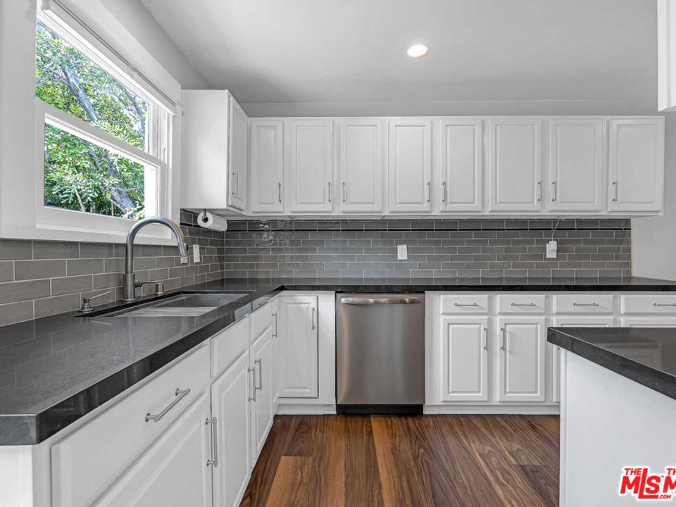 7024 De Longpre Ave