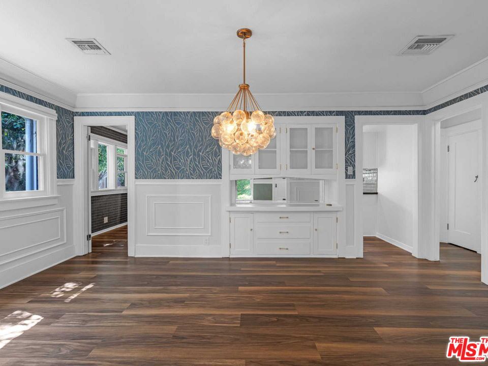 7024 De Longpre Ave