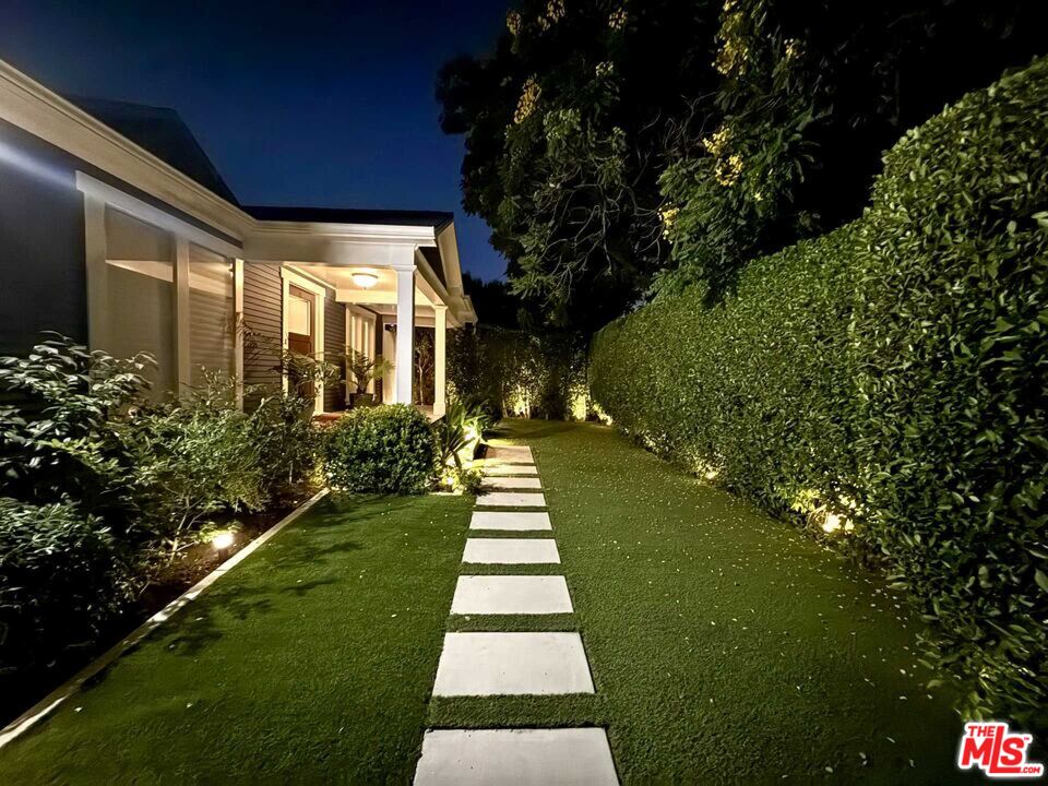 7024 De Longpre Ave