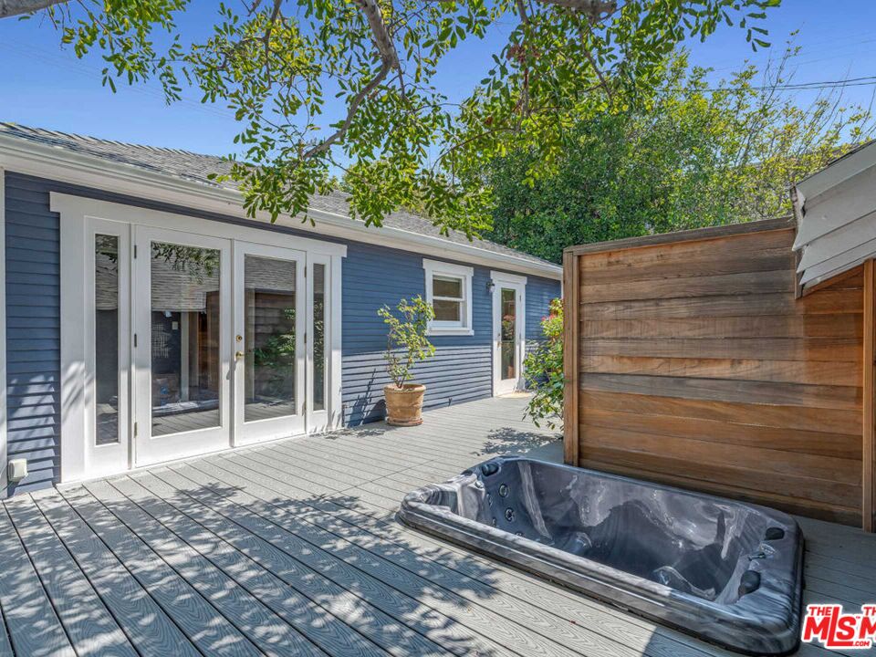 7024 De Longpre Ave