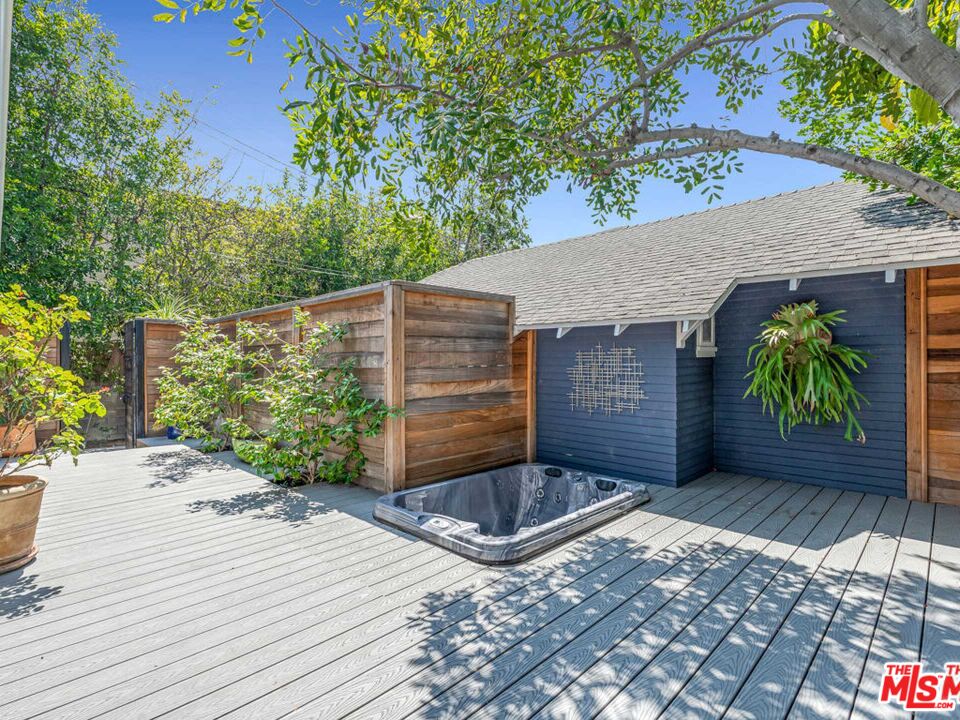7024 De Longpre Ave