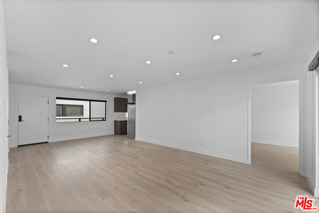 725 N Alfred St Unit: 202