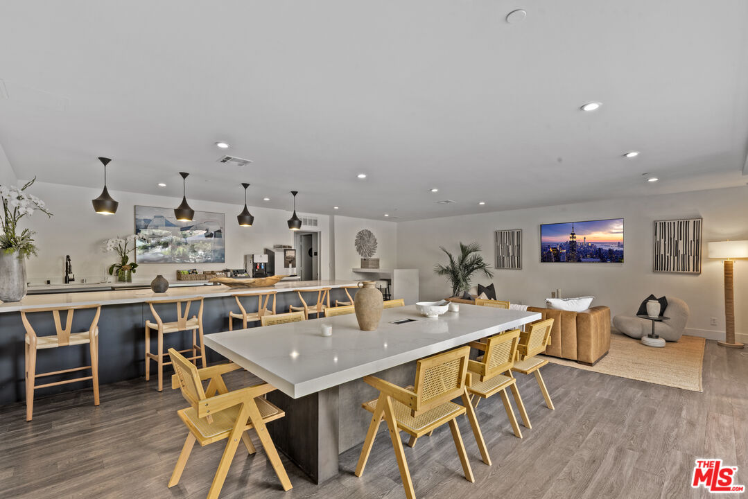 725 N Alfred St Unit: 202
