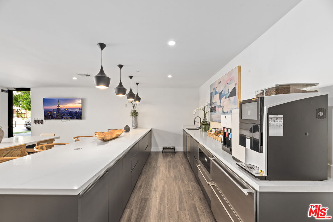 725 N Alfred St Unit: 202
