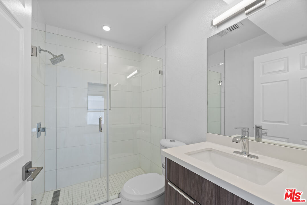 725 N Alfred St Unit: 202