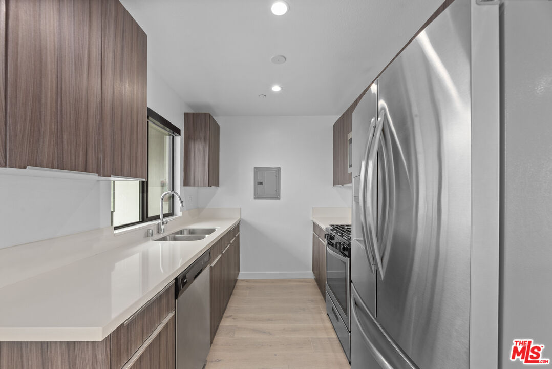 725 N Alfred St Unit: 202