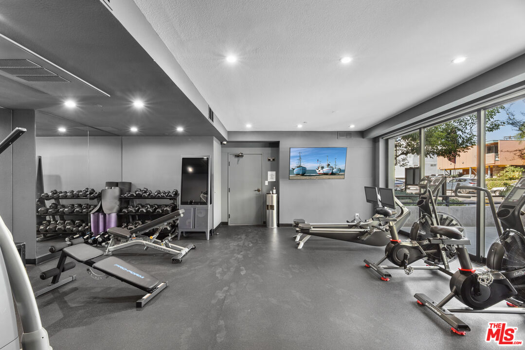 725 N Alfred St Unit: 202