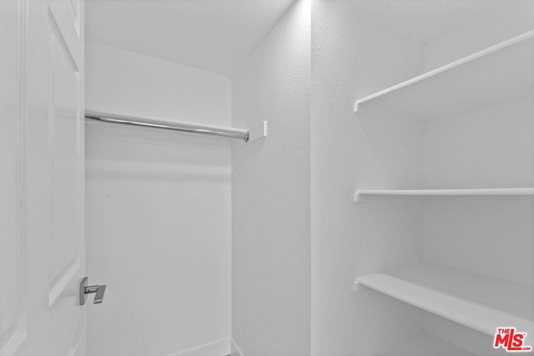 725 N Alfred St Unit: 202