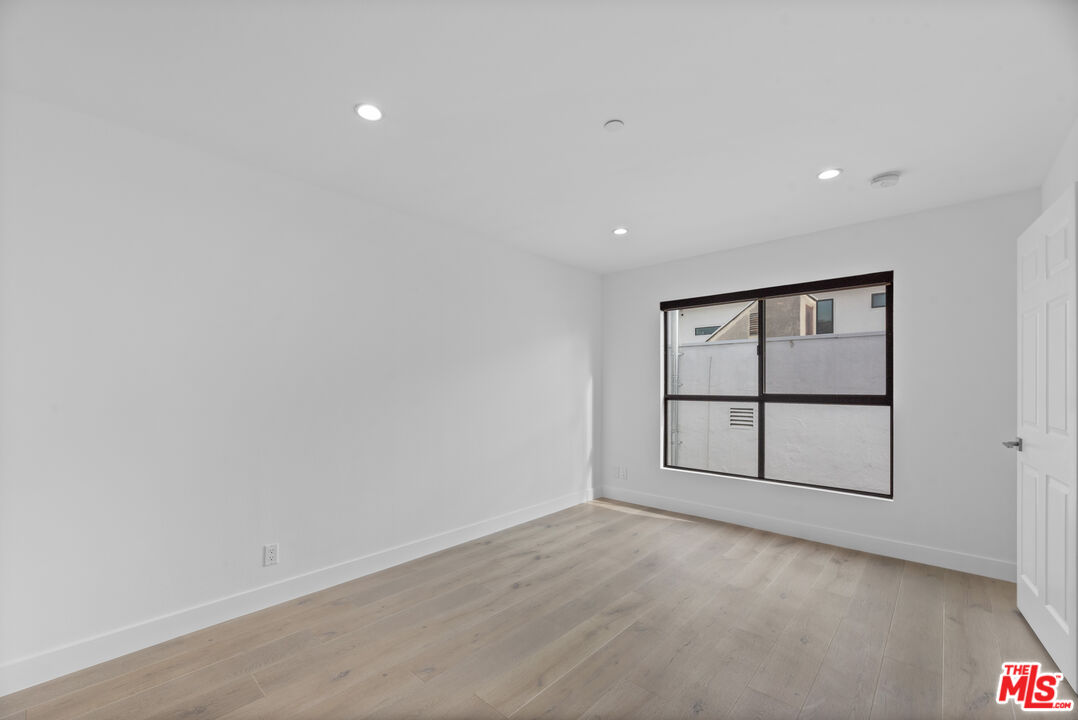 725 N Alfred St Unit: 202