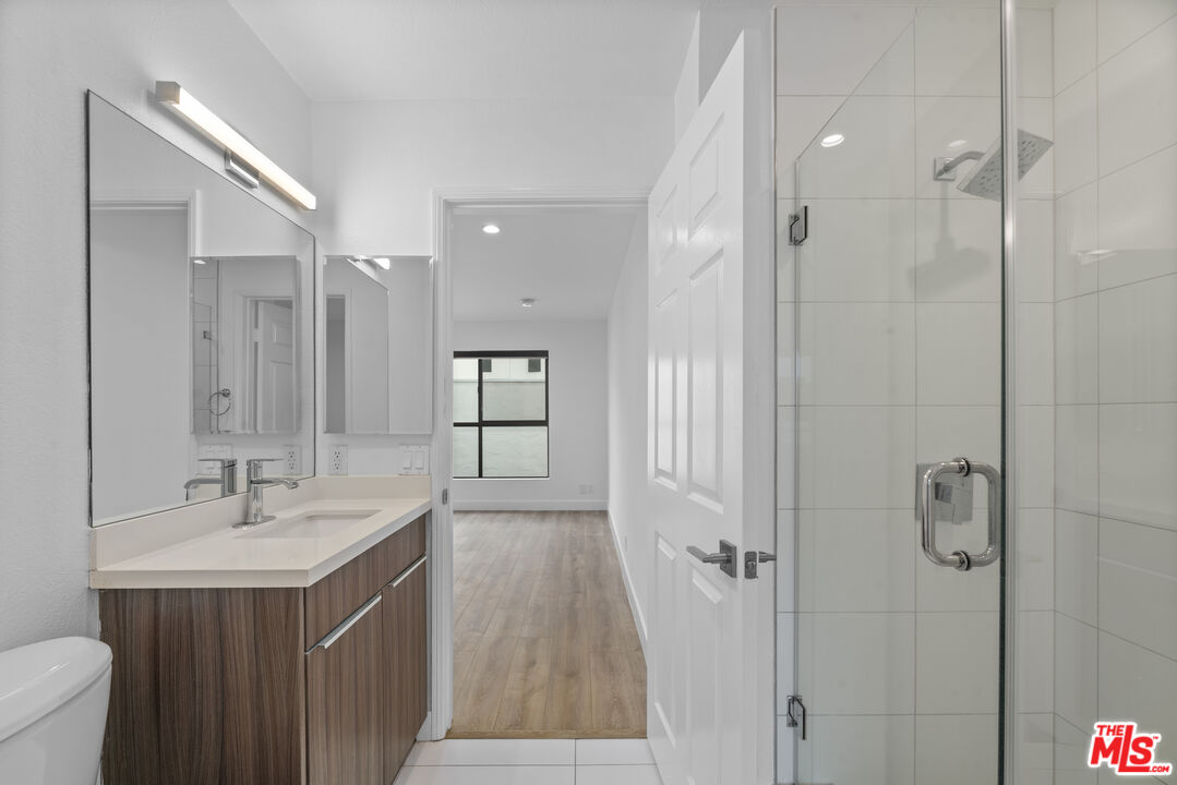 725 N Alfred St Unit: 202