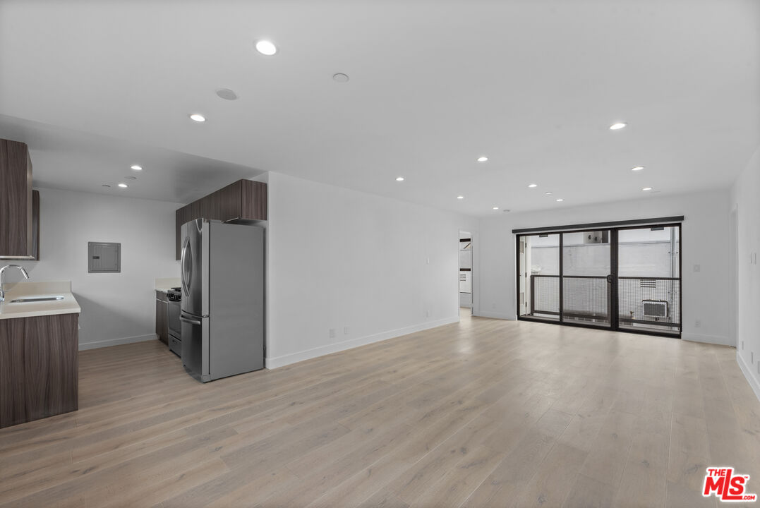 725 N Alfred St Unit: 202