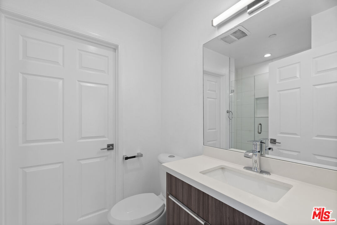 725 N Alfred St Unit: 202