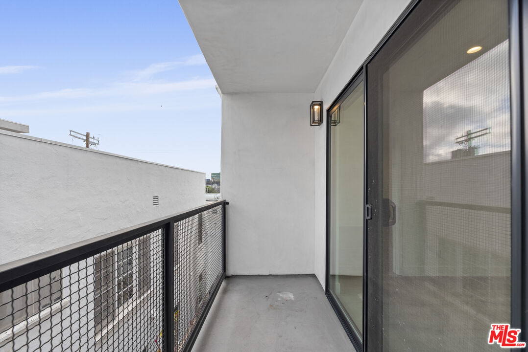 725 N Alfred St Unit: 202