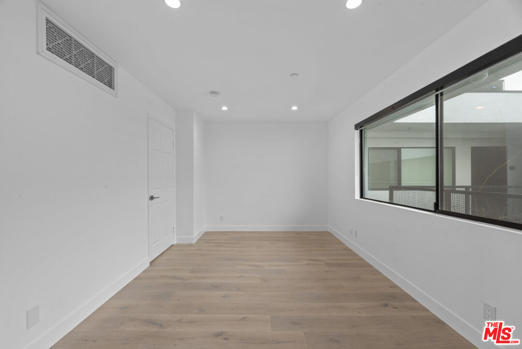 725 N Alfred St Unit: 202