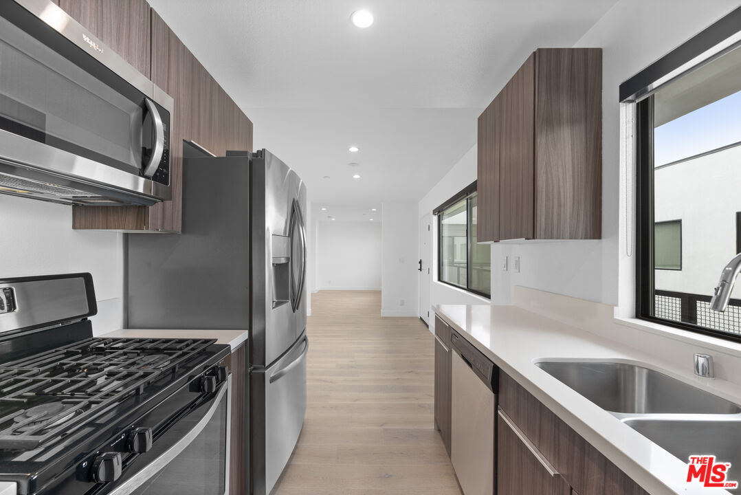725 N Alfred St Unit: 202
