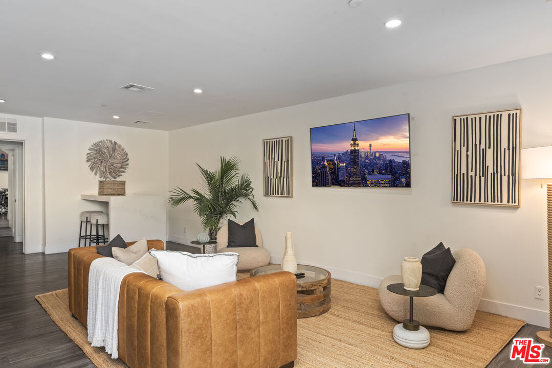725 N Alfred St Unit: 107