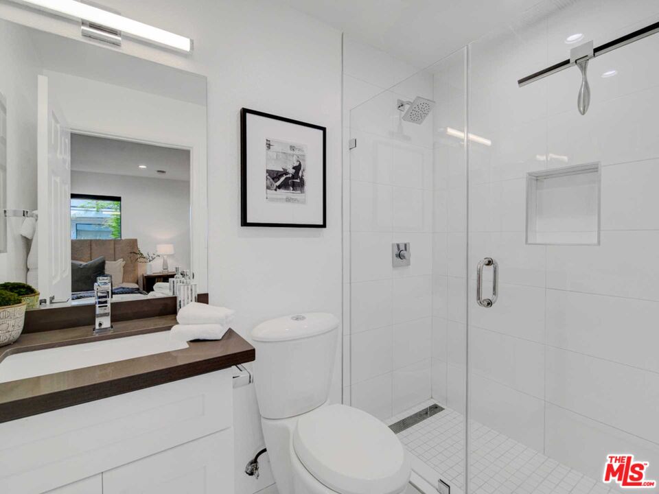 725 N Alfred St Unit: 107