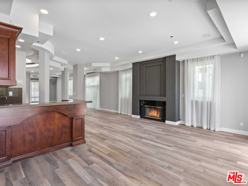 112 N Elm Dr