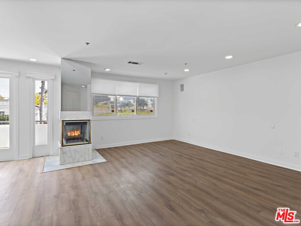 112 N Elm Dr