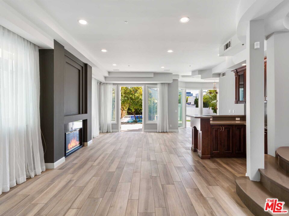 112 N Elm Dr