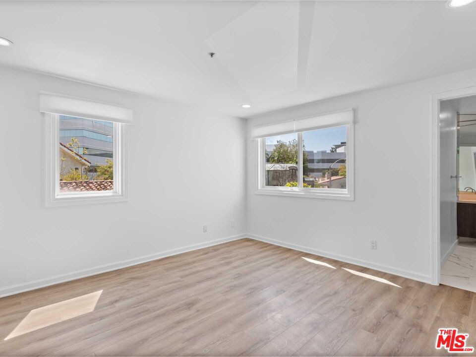 112 N Elm Dr