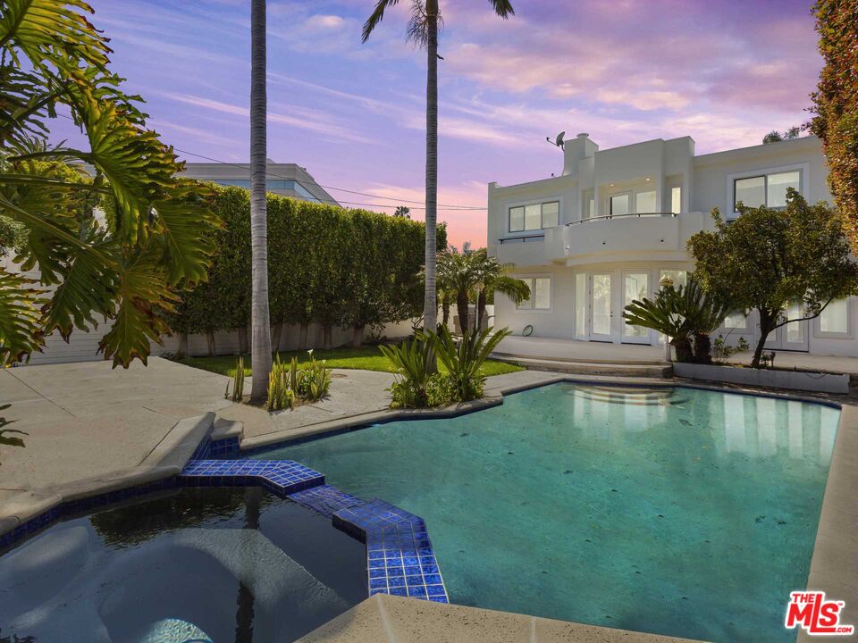 112 N Elm Dr