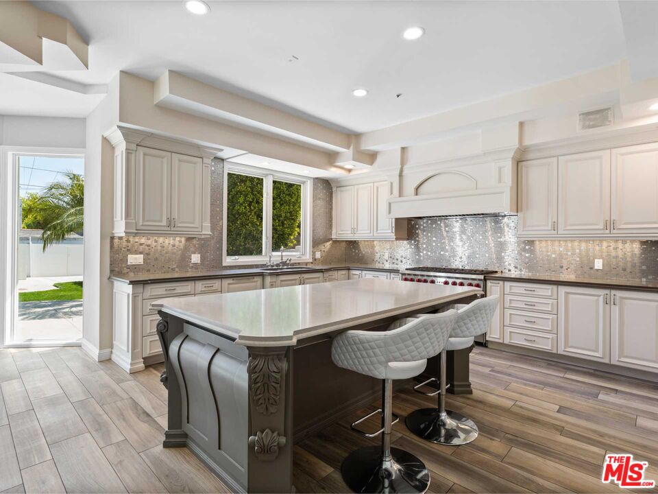 112 N Elm Dr