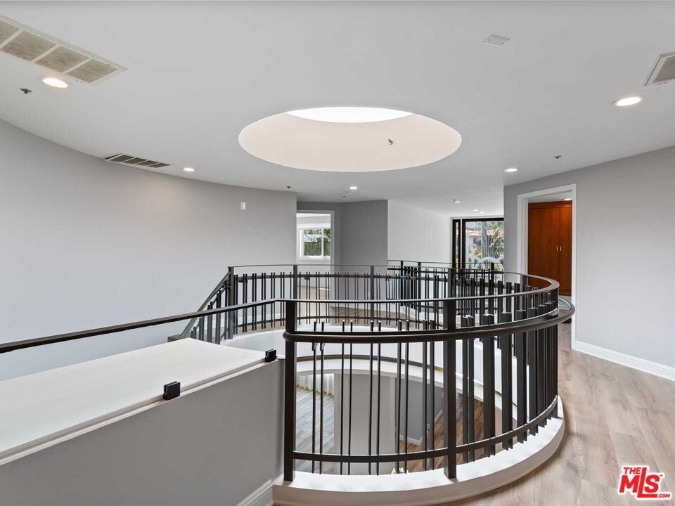 112 N Elm Dr