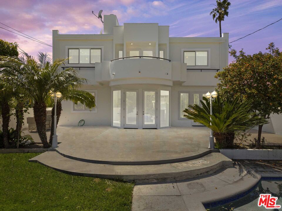 112 N Elm Dr