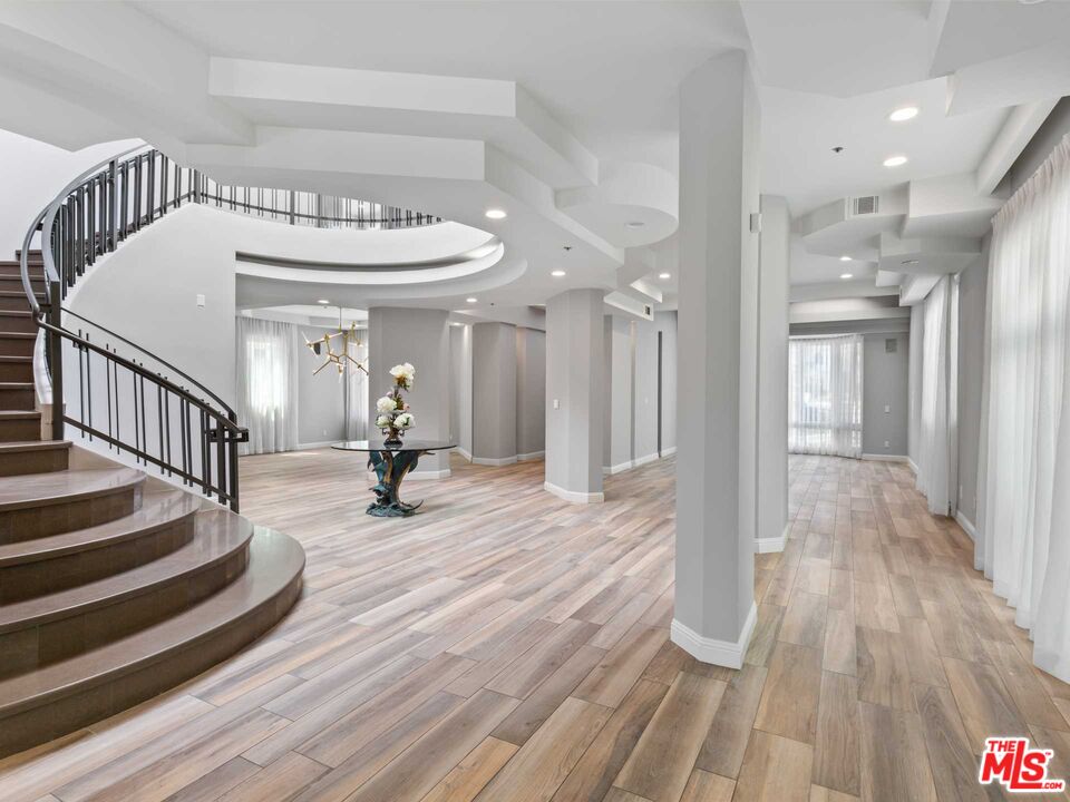 112 N Elm Dr