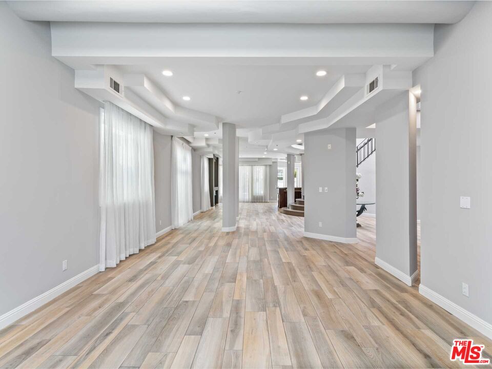 112 N Elm Dr