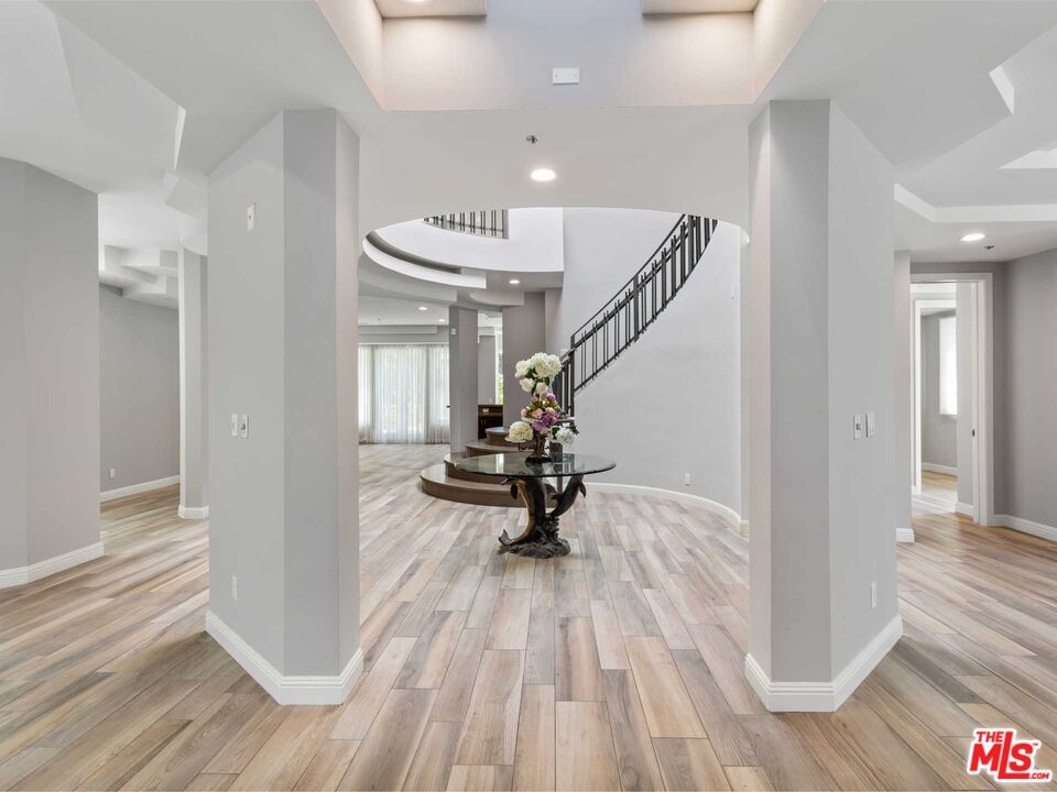 112 N Elm Dr